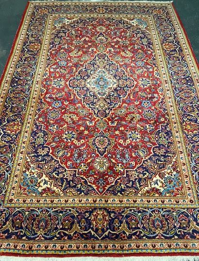 null Large and fine Kachan (Iran) around 1960. 

Dimensions : 305 x 205 cm

Technical...