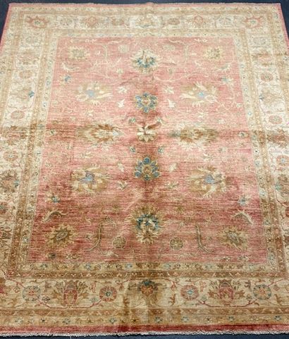 null Large and original Mahal Ziegler from India around 1980. 

Size: 240 x 200 cm

Technical...