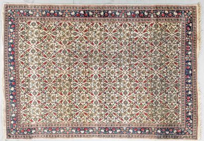 null Large and fine Hereke (Turkey) around 1980. 

Dimensions. 346 x 241 cm

Technical...