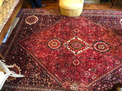 null Wool carpet with red background - 214x326cm