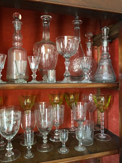 null Important ensemble de verreries anciennes (verres, carafes, verres teintés....
