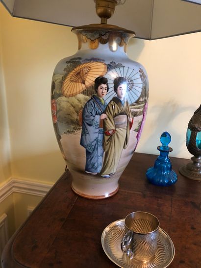null Vase de forme balustre en faïence à décor peint de japonaises

Monté en lampe...