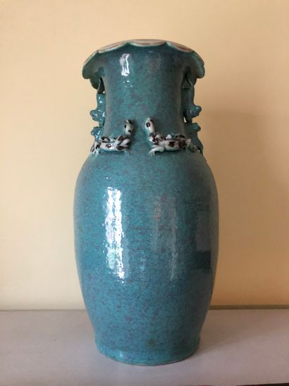 null Vase en porcelaine bleu turquoise

Chine XXème siècle

H 33cm