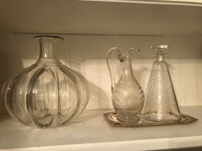 null Lot including a curved vase and 2 carafes in engraved glass