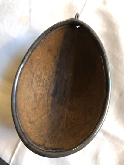 null Half coconut carved decorated in its center with a metal plate 

L 12cm