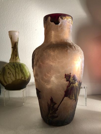 null Important vase de forme balustre en verre givré et décor émaillé et doré de...