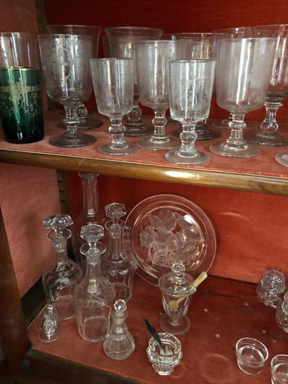 null Important ensemble de verreries anciennes (verres, carafes, verres à pieds....