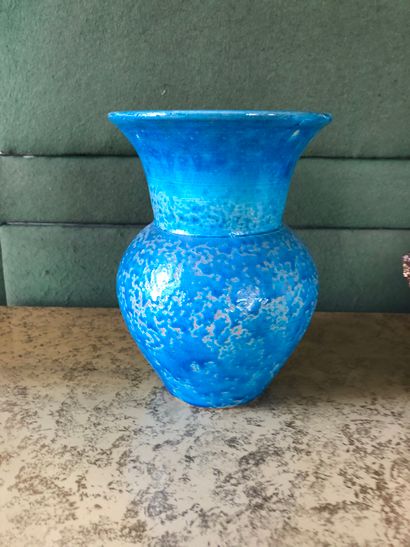 null Vase à panse globulaire et col évasé en faïence bleue turquoise