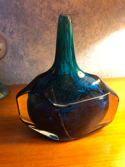 null Lot composé d'un vase soliflore en verre teinté (porte une signature sous la...