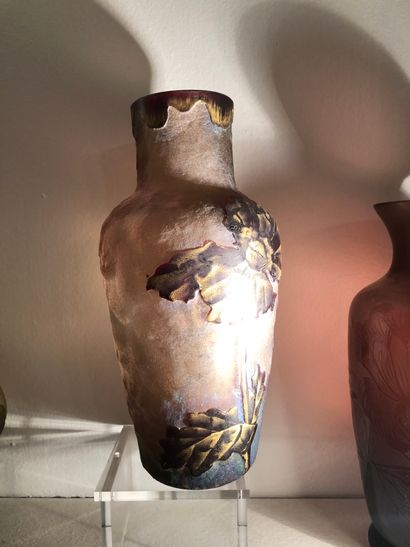 null Important vase de forme balustre en verre givré et décor émaillé et doré de...