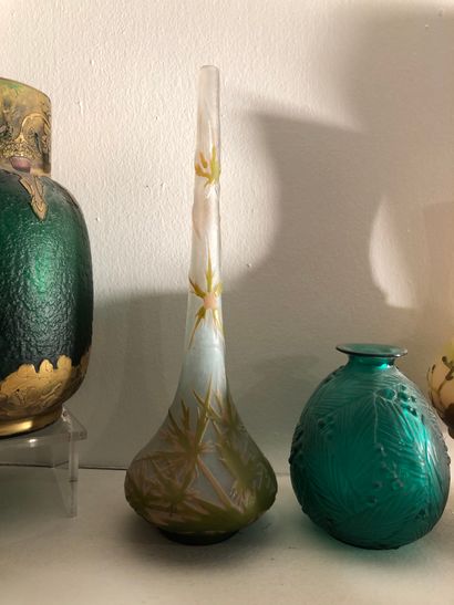 null CROISMARE

Vase soliflore à long col, verre en multi couches à décor floral,...
