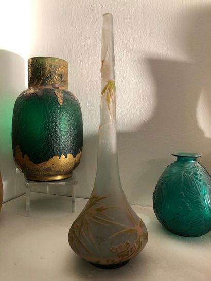 null CROISMARE

Vase soliflore à long col, verre en multi couches à décor floral,...