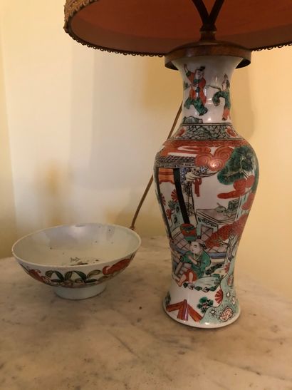 null Lot composé d'un vase en porcelaine (monté en lampe) et une coupelle