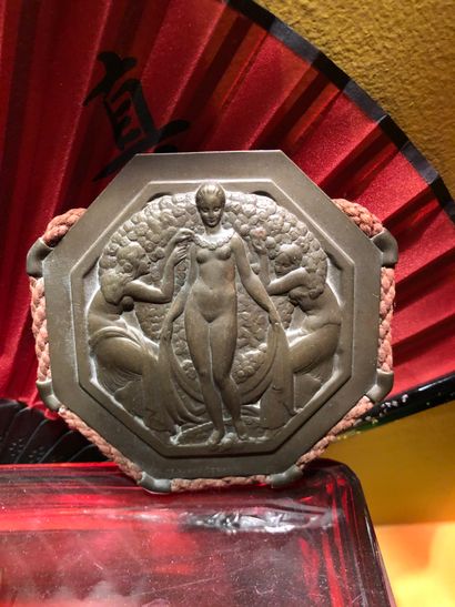 null Suite de 3 plaques en bronze ou métal repoussé

Venus aux guirlandes de roses...