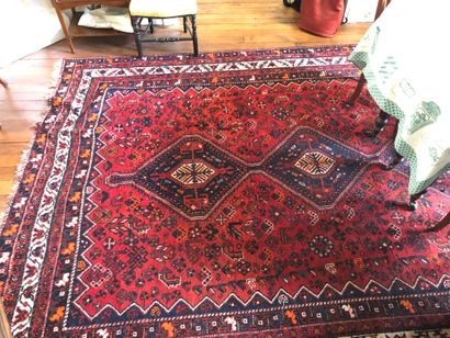 null Wool carpet with red background and 3 medallions

306x230cm
