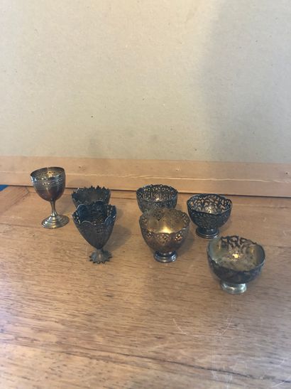 null Meeting of 6 Zarfs and 1 egg cup in metal
