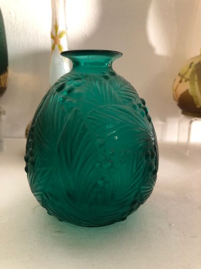 null 
SABINO France, vase en verre teinté vert décor de feuillages, petit col ourlé,...