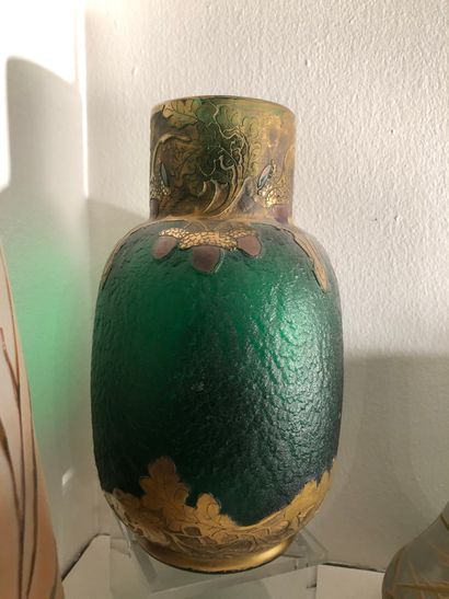 null Montjoye Saint Denis

Vase de frome obus à long col en verre givré vert et décor...
