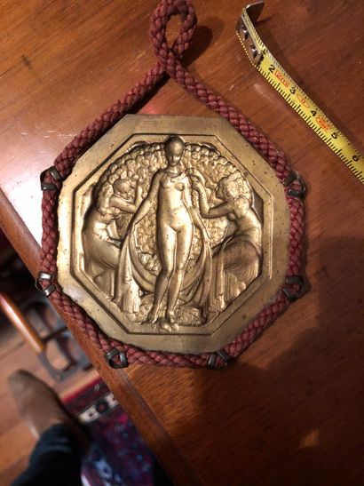 null Suite de 3 plaques en bronze ou métal repoussé

Venus aux guirlandes de roses...