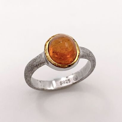 null BAGUE en argent (925%) entièrement ciselé, serti d'un grenat spessartite cabochon...