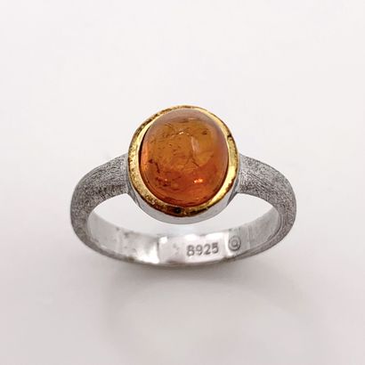 null BAGUE en argent (925%) entièrement ciselé, serti d'un grenat spessartite cabochon...