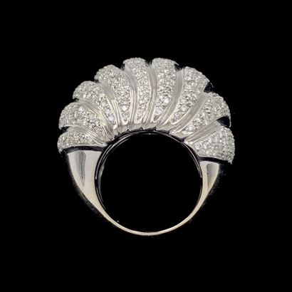 null . Importante BAGUE " boule " en or gris (750‰) godronné à motifs de vagues,...