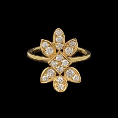 null CARTIER

BAGUE " fleur " en or jaune (750‰) serti de 17 diamants taille brillant.

Signée...