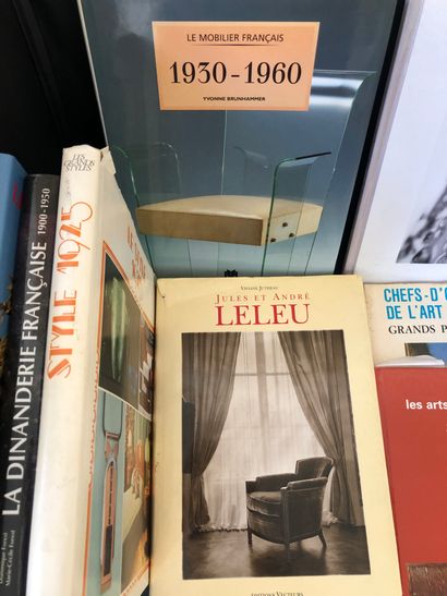 null "Importante réunion de beaux livres et Monographies comprenant



Le mobilier...