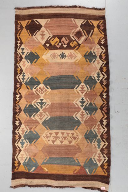 null Grand Kilim (Turkmen) milieu XXème.

Travail à l'aiguille, technique de la tapisserie,...