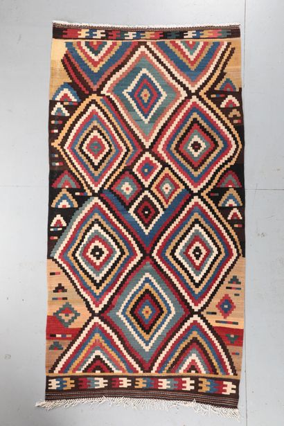 null Kilim Quasgaï (Iran) milieu XXème.

Travail à l'aiguille, technique de la tapisserie,...