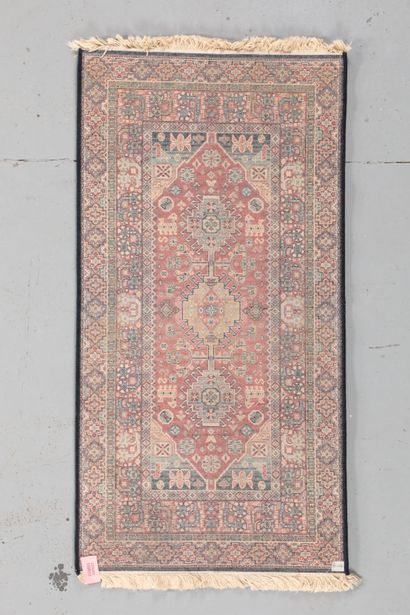 null Carpet mécanique vers 1980.

Fond rubis à décor géométrique.

Bon état général.

130...