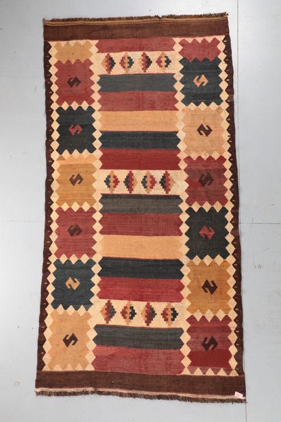 null Important Kilim (Turkmen) milieu XXème.

Travail à l'aiguille, technique de...