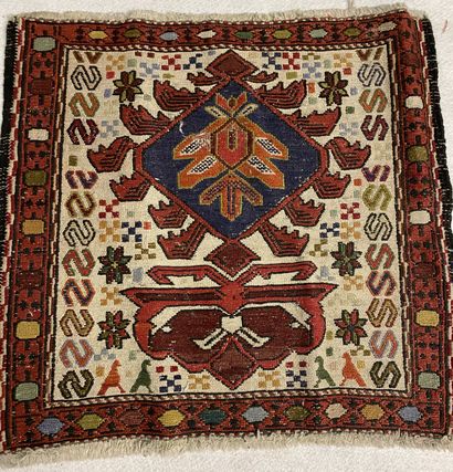 null Lot A, B et C

A. Yalameh (Iran) milieu XXeme.

145 x 104 cm

Velours en laine...
