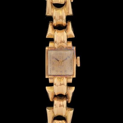 null BRACELET MONTRE carrée " Tank " de dame en or rose (750‰). Cadran doré (tâches),...