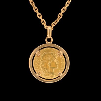 null A yellow gold (750‰) PENDANT and its CHAIN holding a 20 franc gold (900‰) coin...