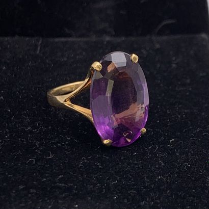 null Yellow gold (750‰) openwork ring set with an oval-shaped amethyst. 

French...