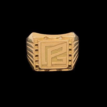 null Important yellow gold (750‰) square "signet ring" ring monogrammed "GP" with...