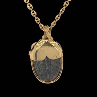 null Roland SCHAD 

Yellow gold (750‰) amatized and carved pendant, holding a trilobite...