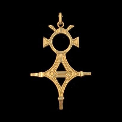 null Yellow gold (750‰) openwork and chased "Berber cross" pendant. 

French work.

Length...