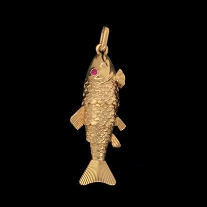 null Yellow gold (750‰) articulated, chased "fish" pendant, the eyes set with pink...