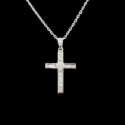 null PENDENTIF " croix " et sa chaînette en or gris (750‰) serti de diamants taille...