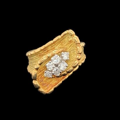 null Yellow gold (750‰) chased and partially frosted "stylized leaves" ring, centered...