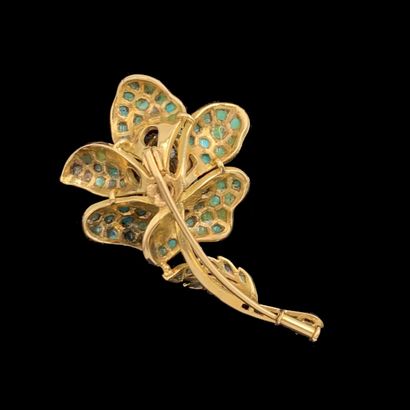 null Yellow and white gold (750‰) "flower" brooch paved with cabochon turquoise,...