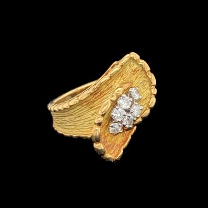 null Yellow gold (750‰) chased and partially frosted "stylized leaves" ring, centered...