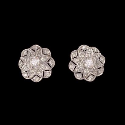null Pair of white gold (750‰) "rosette" EARRINGS finely openworked, set with brilliant-cut...