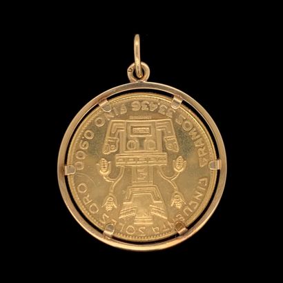 null A yellow gold (750‰) circular pendant holding a 50 gold (900‰) Peruvian Soles...