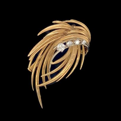 null Yellow gold (750‰) openwork "foliage" brooch set with four falling brilliant-cut...