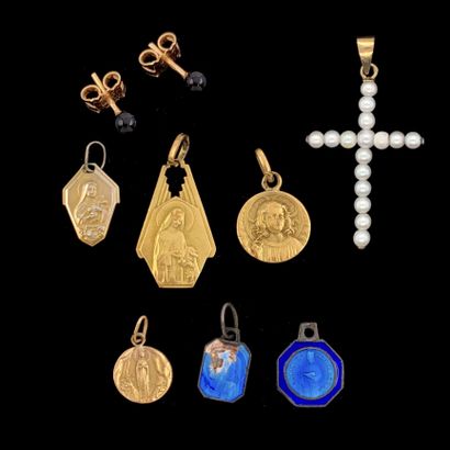 null LOT comprising:

- A batch of religious MEDALS, three of which are gold (750‰)....