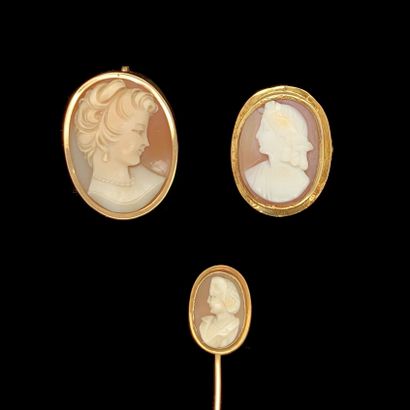 null 11. A LOT of yellow gold (750‰) each adorned with a shell cameo (cracks) "woman's...