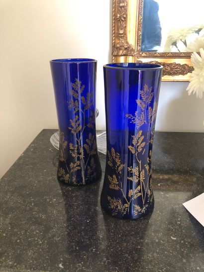 null Paire de vases cornets en verre bleui à décor émaillé de feuillages

28x10cm





Lot...
